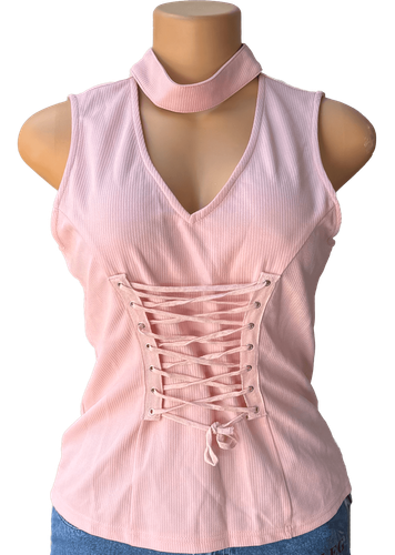 Vista de frente. Una blusa rosada sin mangas con un detalle de botones en la parte trasera y un diseño de cordones en la parte frontal.