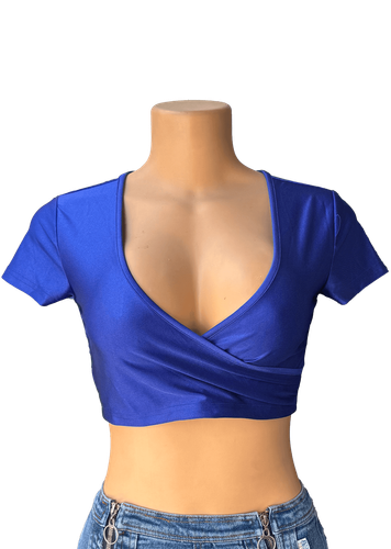 Vista de frente. Blusa corta azul con escote profundo y detalle cruzado al frente, de manga corta.
