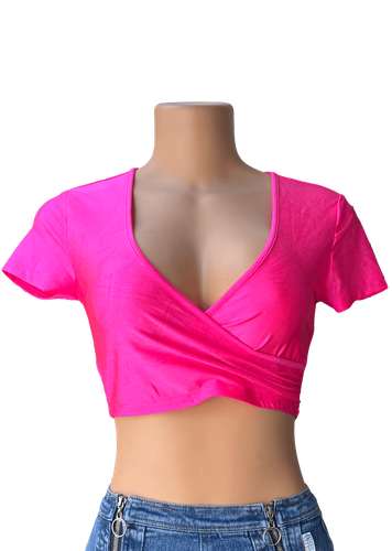 Vista de frente. Blusa corta de color rosado, con un diseño cruzado en la parte frontal que resalta el escote en V profundo.