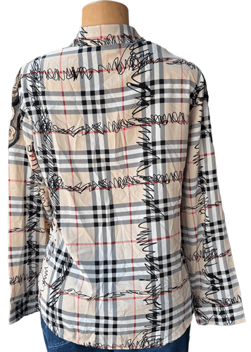 Vista de espalda (uno de tres). Una blusa de manga larga con un estampado de cuadros en tonos crema y detalles bordados en negro.