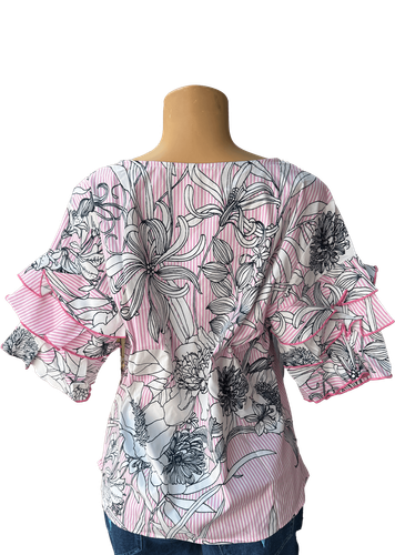 Vista de espalda (una de dos). Blusa manga corta con diseño floral con detalles delicados.