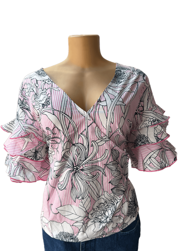 Vista de frente (una de dos). Blusa manga corta con diseño floral con detalles delicados.