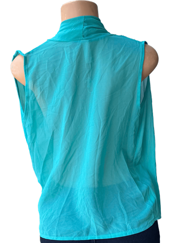 Vista de espalda (una de dos). Una blusa de gasa con un diseño drapeado, sin mangas y con un escote pronunciado.
