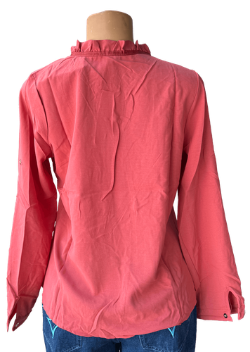 Vista de espalda (una de dos). Una blusa roja de manga larga con cuello fruncido y detalle de lazo con perlas.
