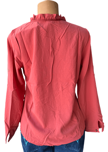 Vista de espalda (dos de dos). Una blusa roja de manga larga con cuello fruncido y detalle de lazo con perlas.