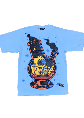 Camiseta con diseño impreso de astronauta y bong.