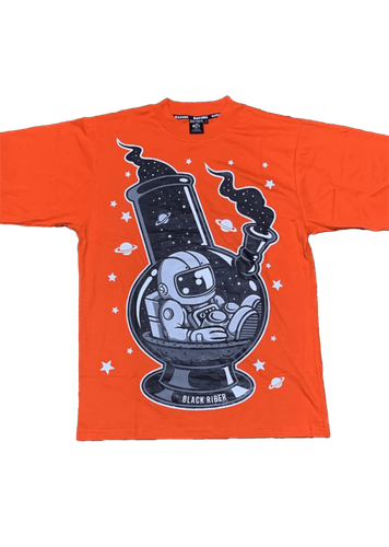 Camiseta con diseño impreso de astronauta y bong.