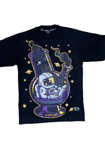Camiseta con diseño impreso de astronauta y bong.