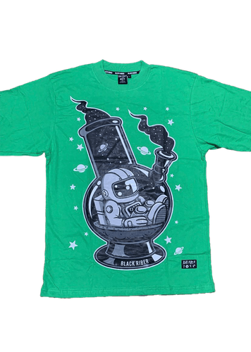 Camiseta con diseño impreso de astronauta y bong.