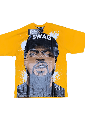 Camiseta con diseño impreso de un rostro inspirado en Ice Cube con la palabra "Swag" en la parte superior.