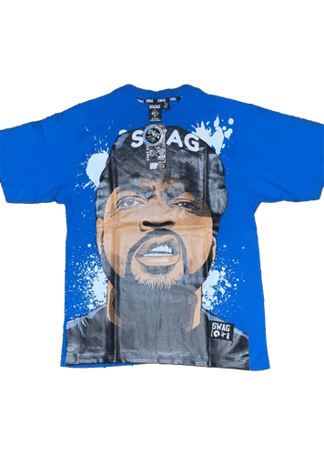 Camiseta con diseño impreso de un rostro inspirado en Ice Cube con la palabra "Swag" en la parte superior.