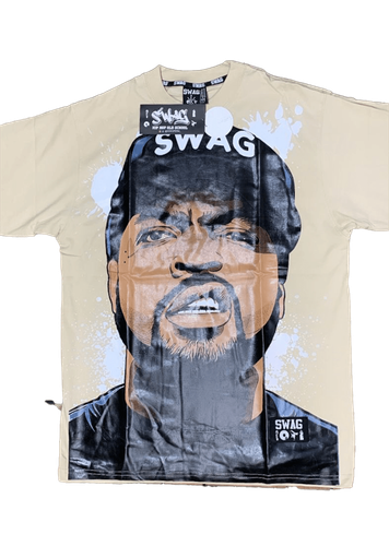 Camiseta con diseño impreso de un rostro inspirado en Ice Cube con la palabra "Swag" en la parte superior.