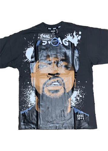 Camiseta con diseño impreso de un rostro inspirado en Ice Cube con la palabra "Swag" en la parte superior.