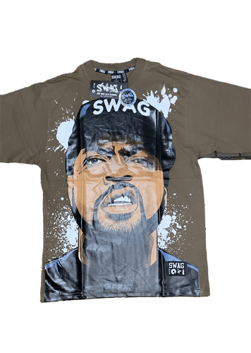 Camiseta con diseño impreso de un rostro inspirado en Ice Cube con la palabra "Swag" en la parte superior.
