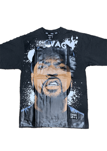 Camiseta con diseño impreso de un rostro inspirado en Ice Cube con la palabra "Swag" en la parte superior.