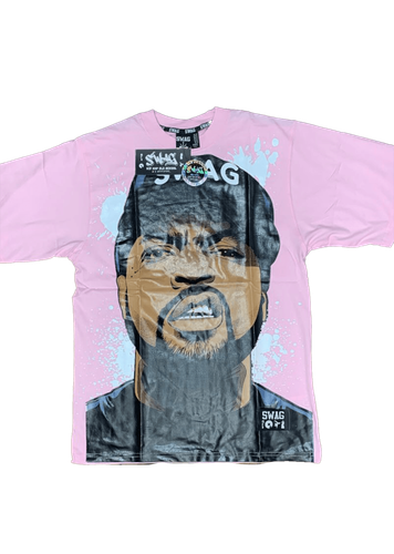 Camiseta con diseño impreso de un rostro inspirado en Ice Cube con la palabra "Swag" en la parte superior.