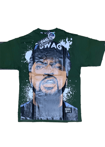 Camiseta con diseño impreso de un rostro inspirado en Ice Cube con la palabra "Swag" en la parte superior.