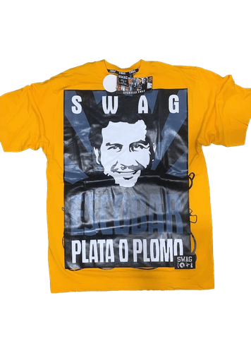 Camiseta con diseño impreso de Pablo Escobar y la frase "Plata o Plomo" junto con la palabra "Swag". Color amarillo.
