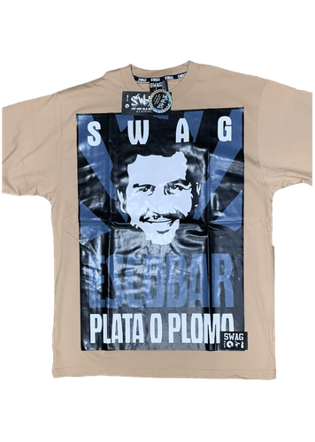 Camiseta con diseño impreso de Pablo Escobar y la frase "Plata o Plomo" junto con la palabra "Swag". Color crema.