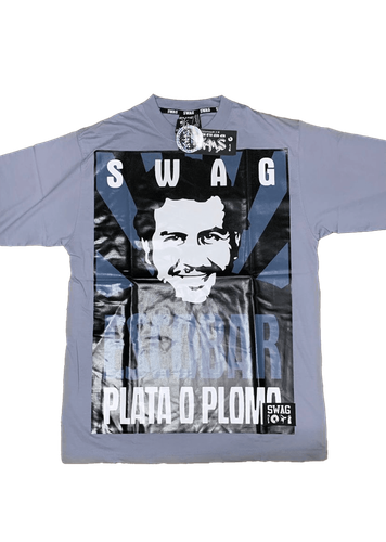 Camiseta con diseño impreso de Pablo Escobar y la frase "Plata o Plomo" junto con la palabra "Swag". Color gris.