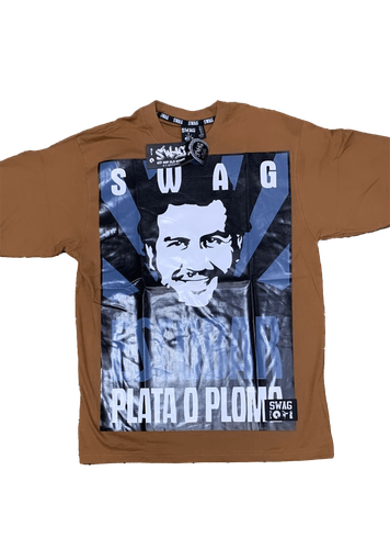 Camiseta con diseño impreso de Pablo Escobar y la frase "Plata o Plomo" junto con la palabra "Swag". Color marrón.