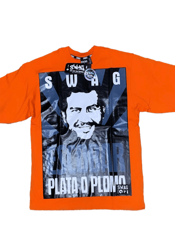 Camiseta con diseño impreso de Pablo Escobar y la frase "Plata o Plomo" junto con la palabra "Swag". Color naranja.
