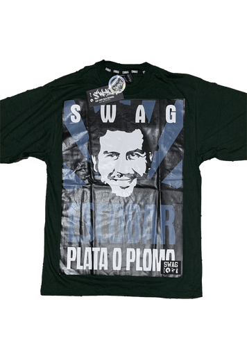 Camiseta con diseño impreso de Pablo Escobar y la frase "Plata o Plomo" junto con la palabra "Swag". Color verde.