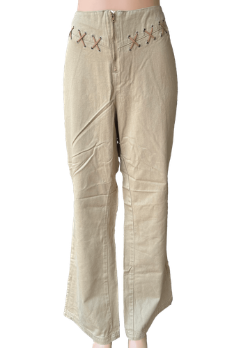 Vista de frente (uno de dos). Pantalón ancho color crema con detalles de cordones cruzados en la cintura, vistos desde el frente.