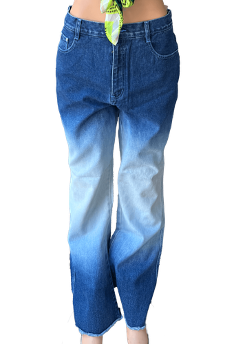 Vista de frente (una de dos). Pantalón de jean ancho con efecto desteñido y detalles en azul marino.