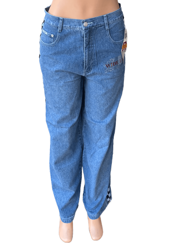 Vista de frente. Pantalón jean ancho de color azul claro con detalle de rayita lateral en blanco y negro.