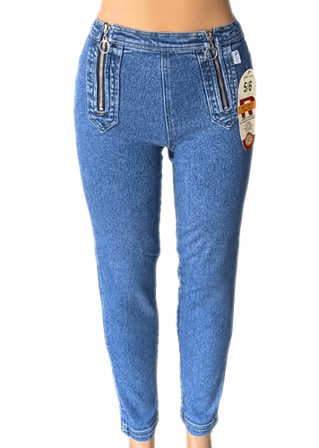 Pantalón de mezclilla azul claro con doble cremallera en la parte delantera, mostrando un diseño entallado y moderno. - Frente (uno de tres).