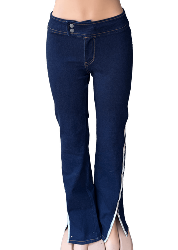 Pantalón de mezclilla plano en color azul marino. Vista delantera del pantalón, mostrando detalles de costura y cierre de botones en la cintura