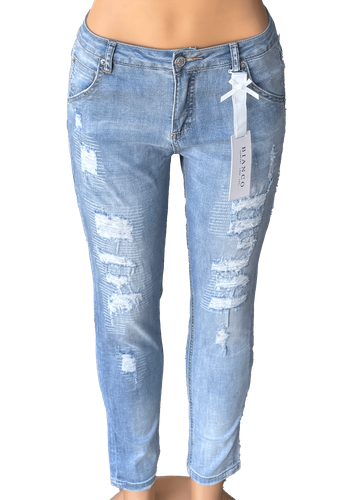 Pantalón de mezclilla claro con detalles de desgaste y rasgaduras en la parte frontal. Una de dos.