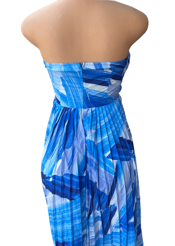 Vestido largo sin tirantes con diseño abstracto en tonos azules. - Espalda (dos de dos).