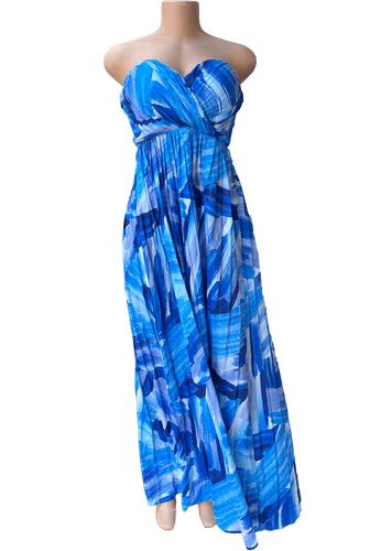 Vestido largo sin tirantes con diseño abstracto en tonos azules. Frente (una de dos).